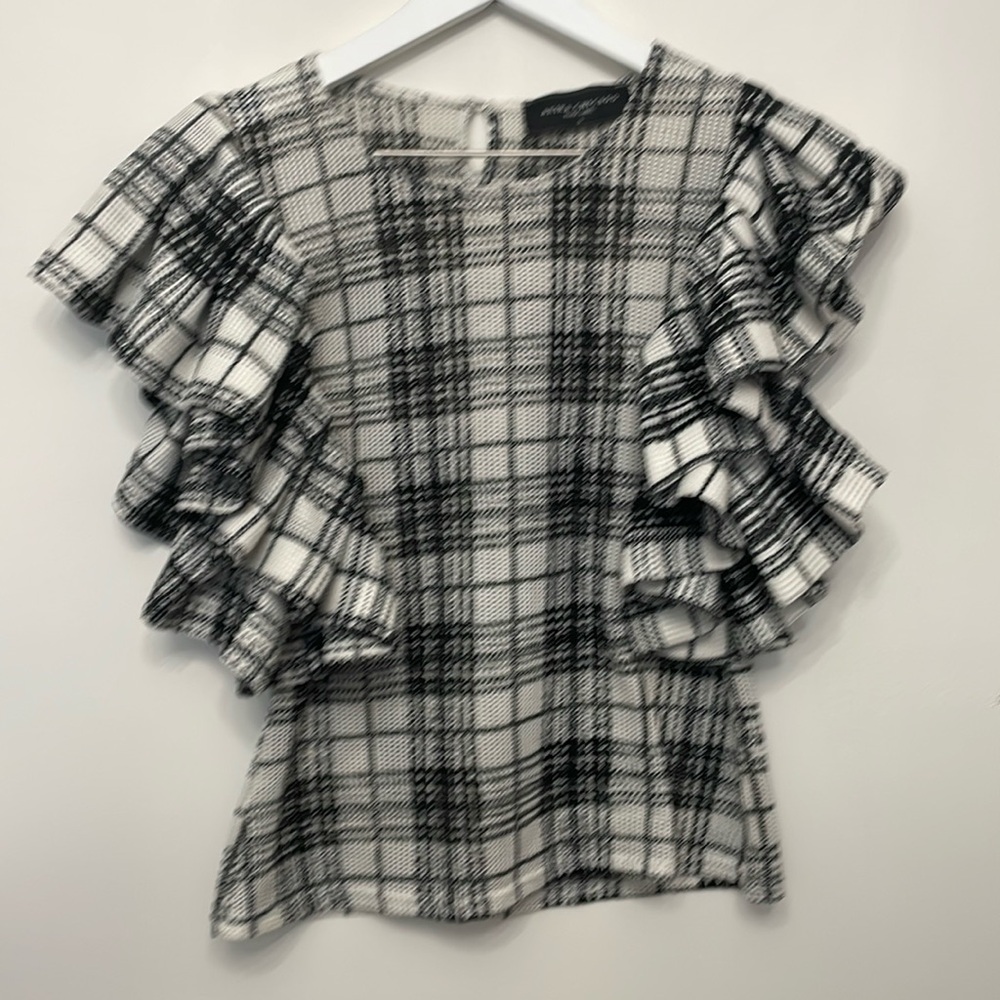 Akira Black Label Ruffle sleeve top